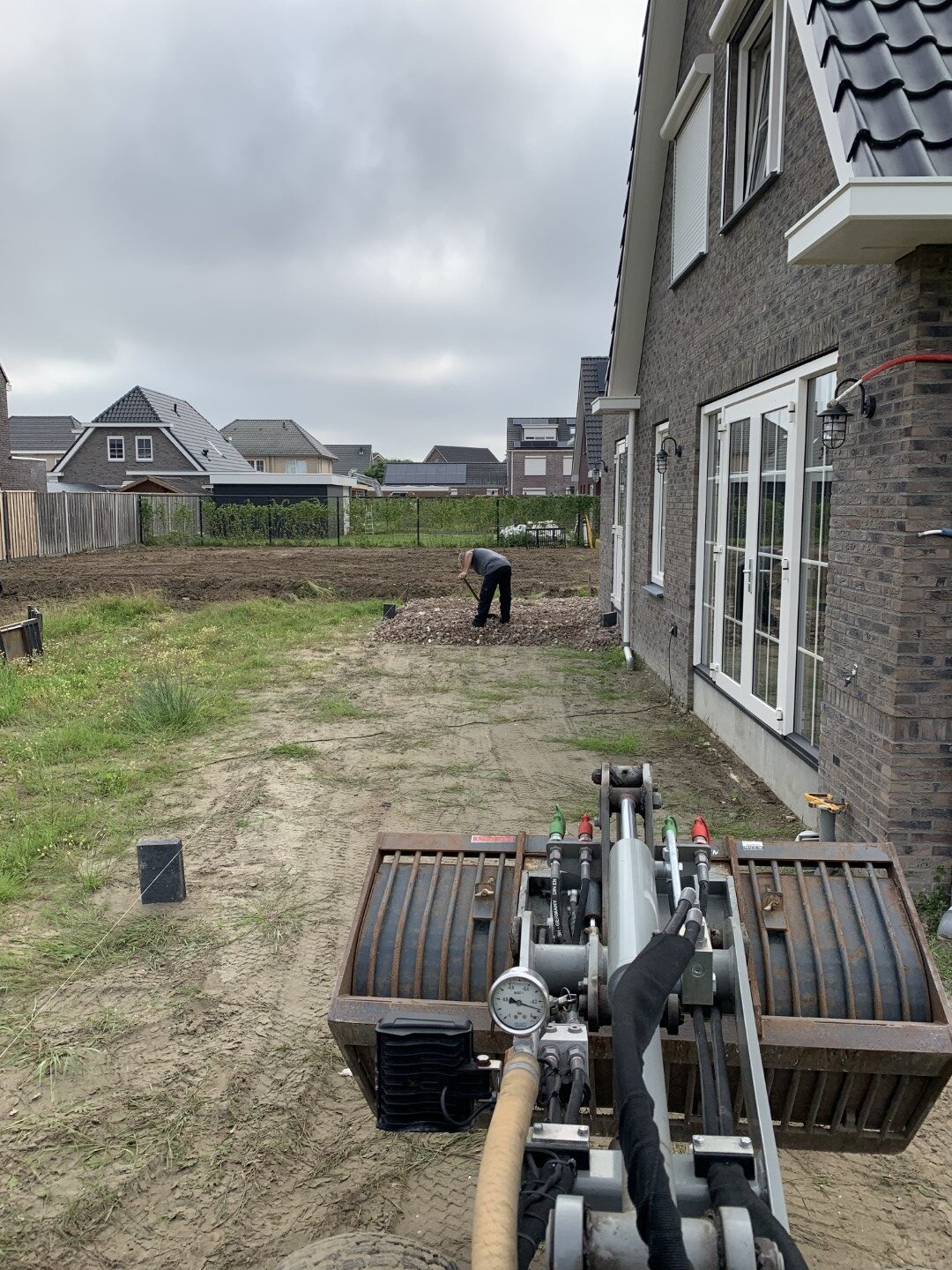 Aanbrengen menggranulaat met onze Knikmops 130