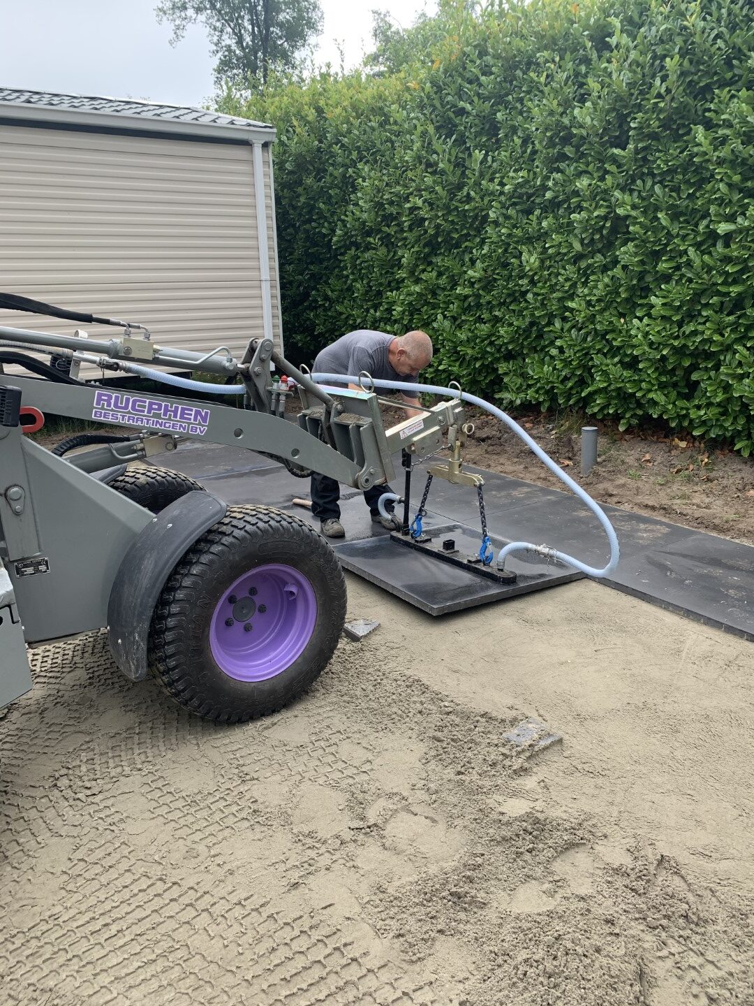 Machinaal 1.00 x 1.00 m tegels leggen met onze Knikmops 130 met vacuum unit