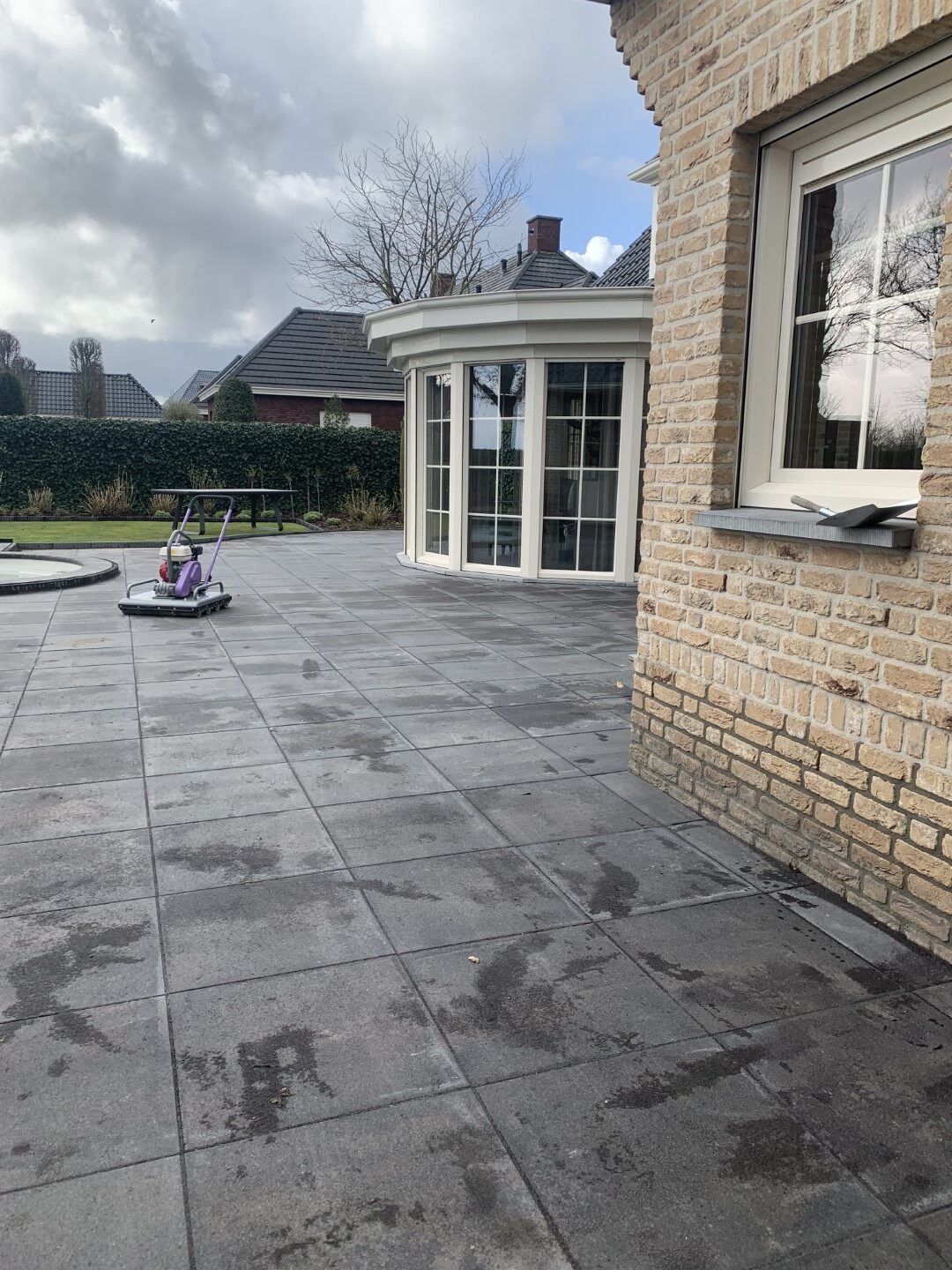 Terras 60x60 afgetrild met onze Weber VPR 700 rollentriller