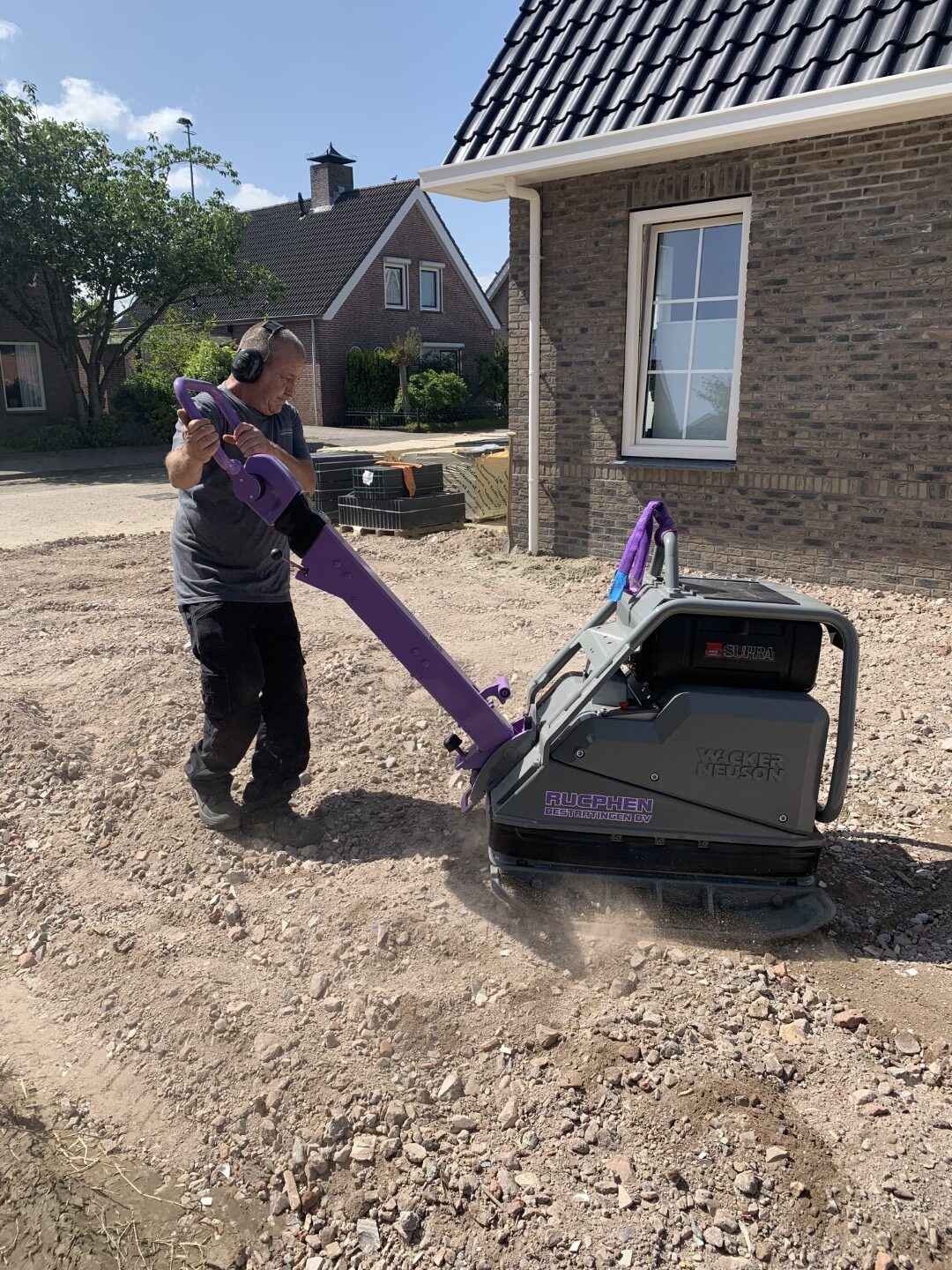 Verdichten menggranulaat met onze Wacker Neuson DPU 6555